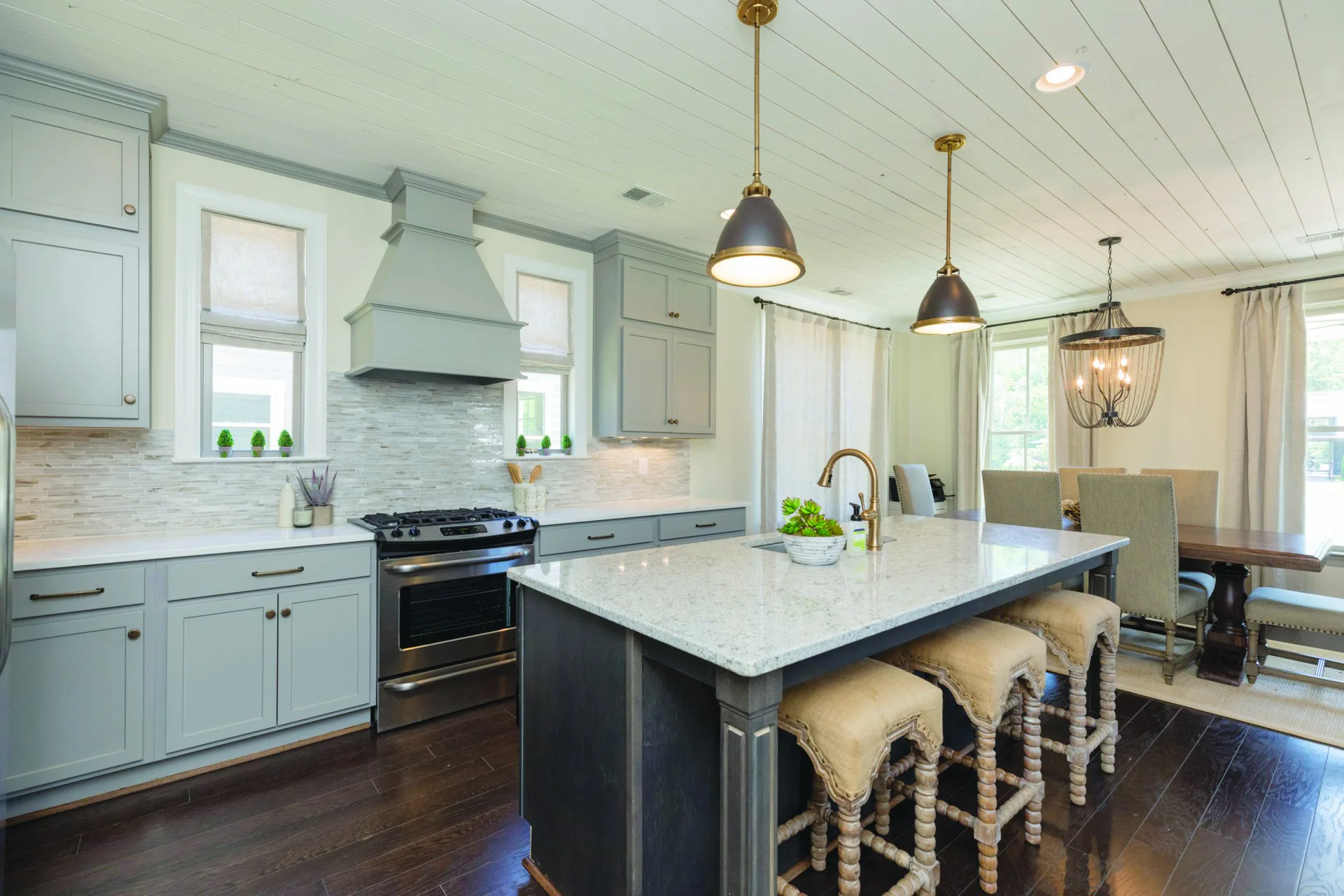 A grey Shaker style kitchen has timeless, versatile appeal, image size:1920x1280